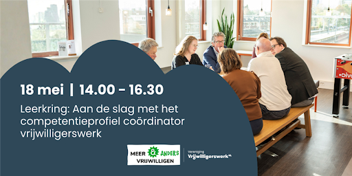 zeven mensen in overleg aan tafel over het competentieprofiel coordinator vrijwilligerswerk